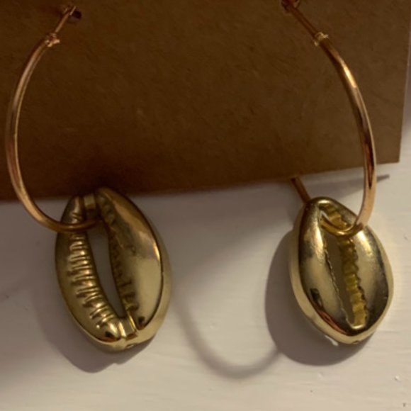 Puka Shell Gold Hoop Earrings ⚜️ - Picture 6 of 6